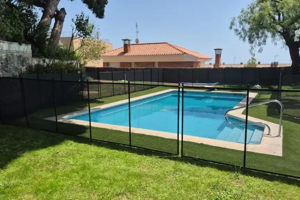 vallas-de-seguridad-para-piscinas-cesped