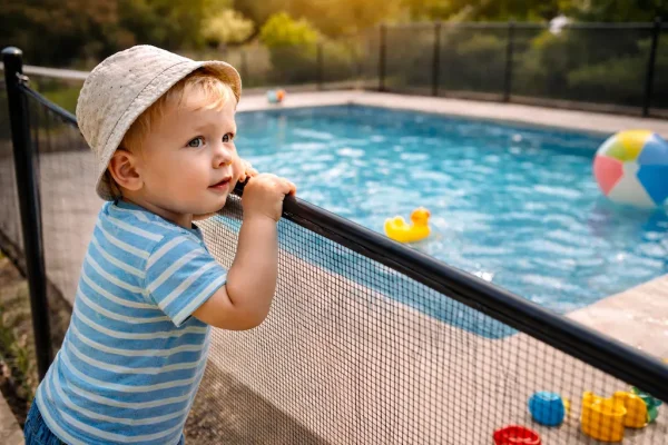 vallas-de-seguridad-para-piscinas-nino-pequeno-curioso