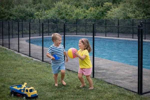 vallas-de-seguridad-para-piscinas-ninyos-jugando